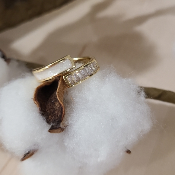 🎉🎉NEW🎉🎉 GORGEOUS!! Adjustable White Enamel And CZ Baguettes Claw Ring - Picture 8 of 16